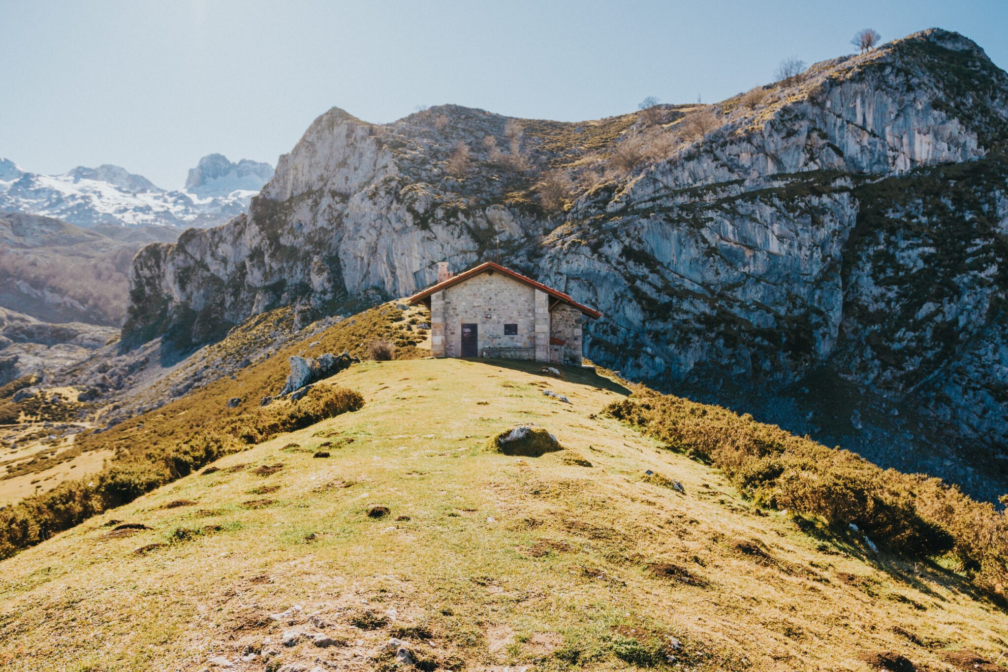 Casa de piedra en una ladera verde de los Picos de Europa